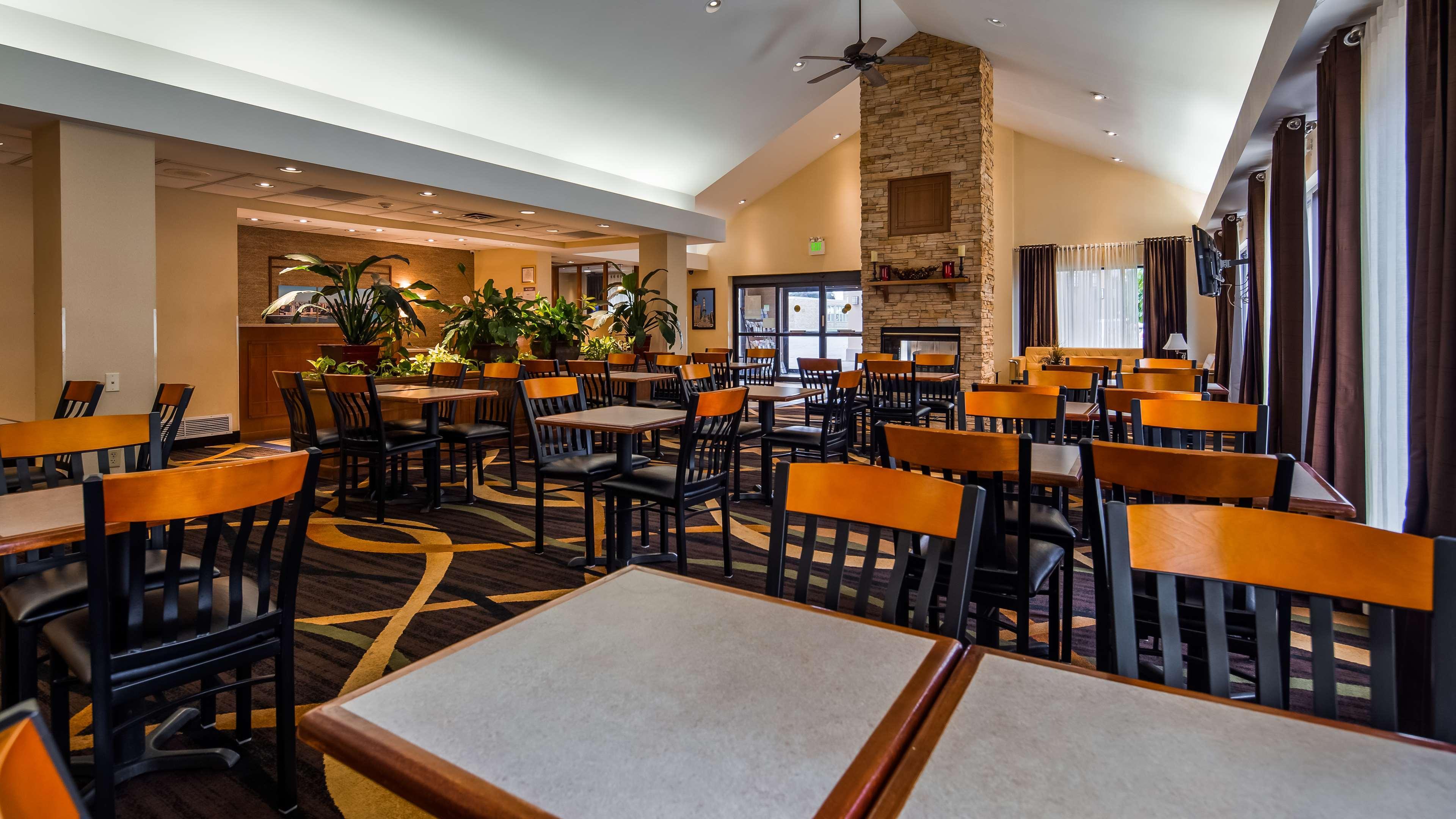 צ'יקטווואגה Best Western Galleria Inn & Suites מראה חיצוני תמונה