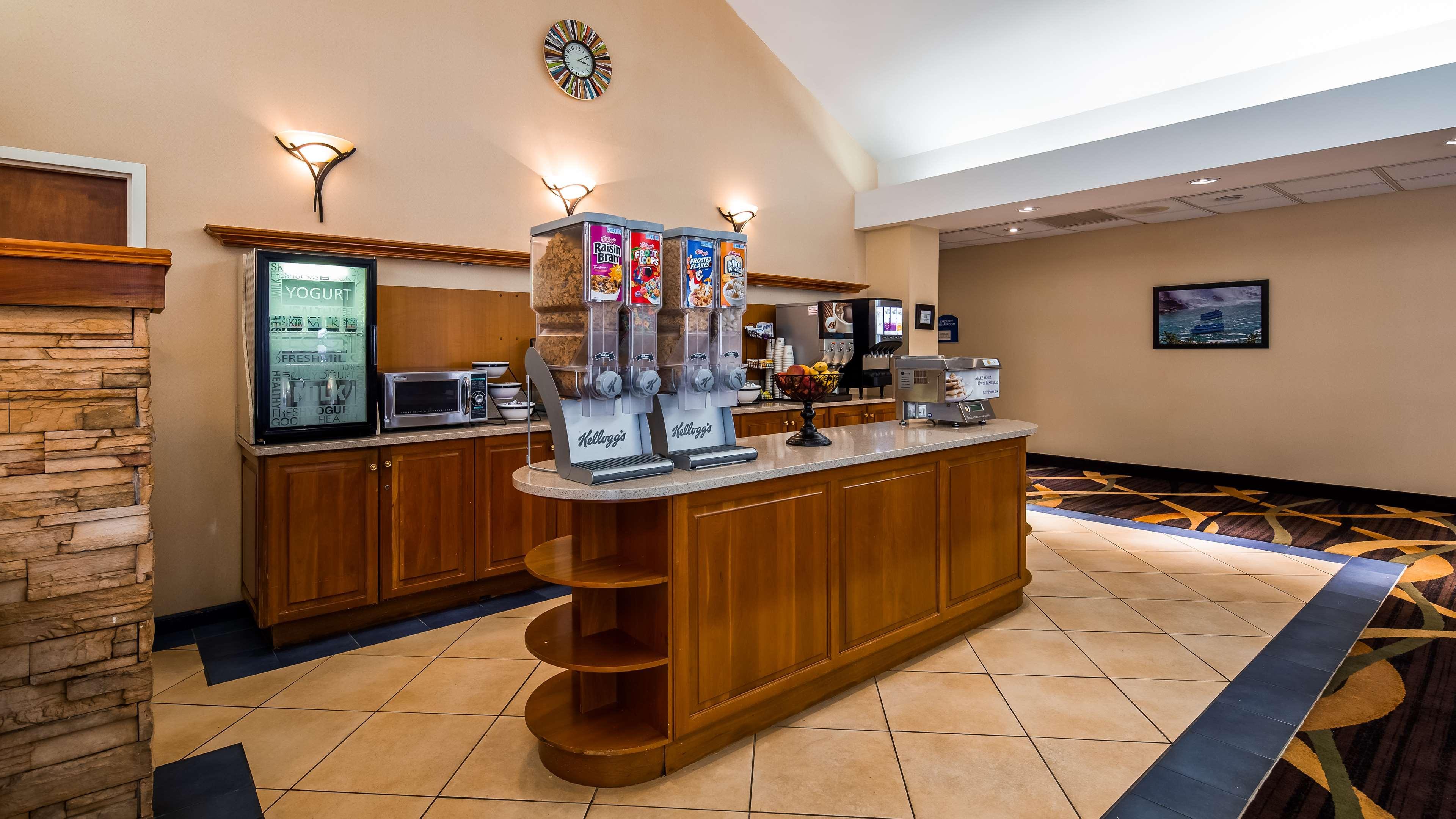 צ'יקטווואגה Best Western Galleria Inn & Suites מראה חיצוני תמונה
