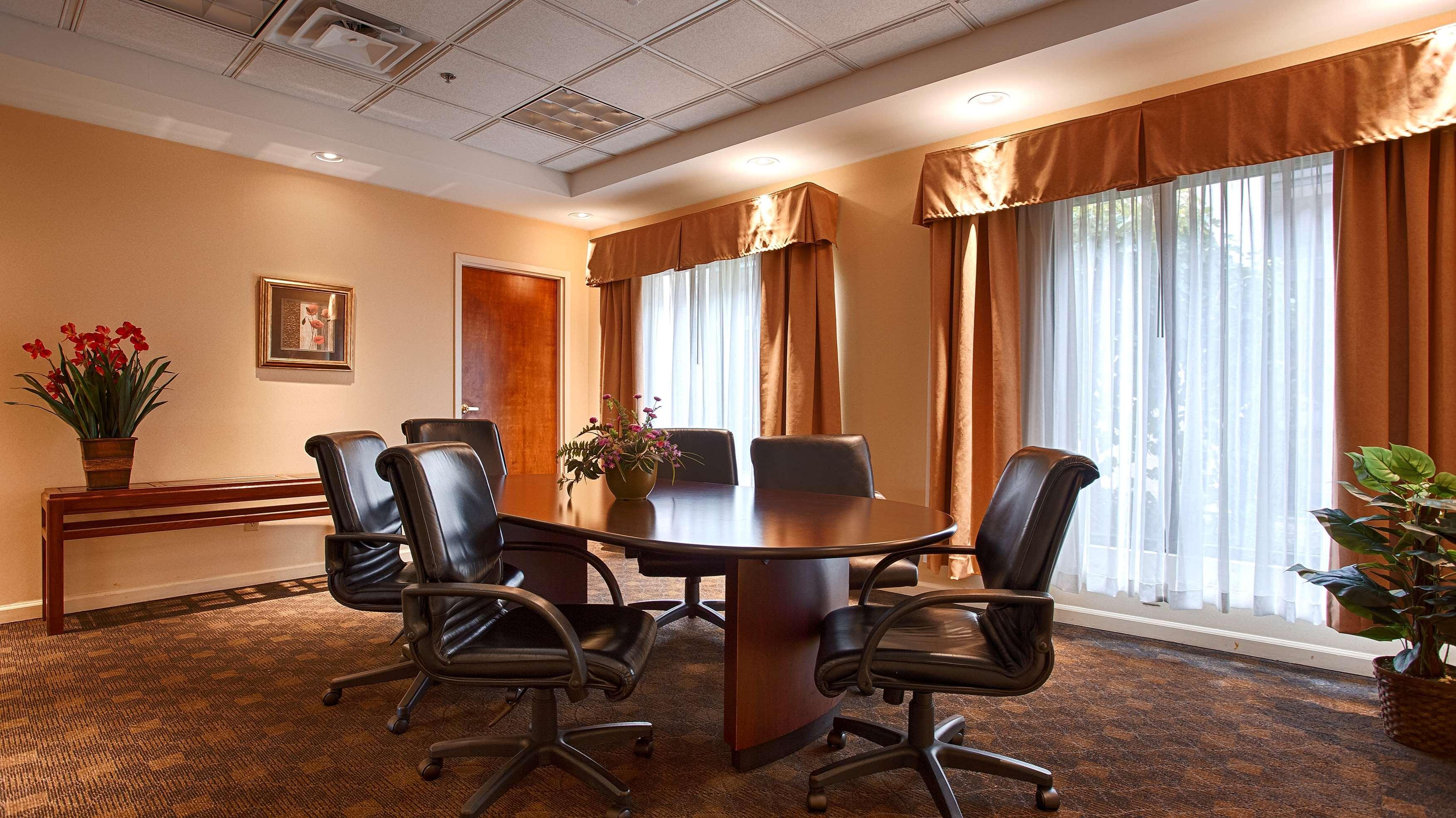 צ'יקטווואגה Best Western Galleria Inn & Suites מראה חיצוני תמונה