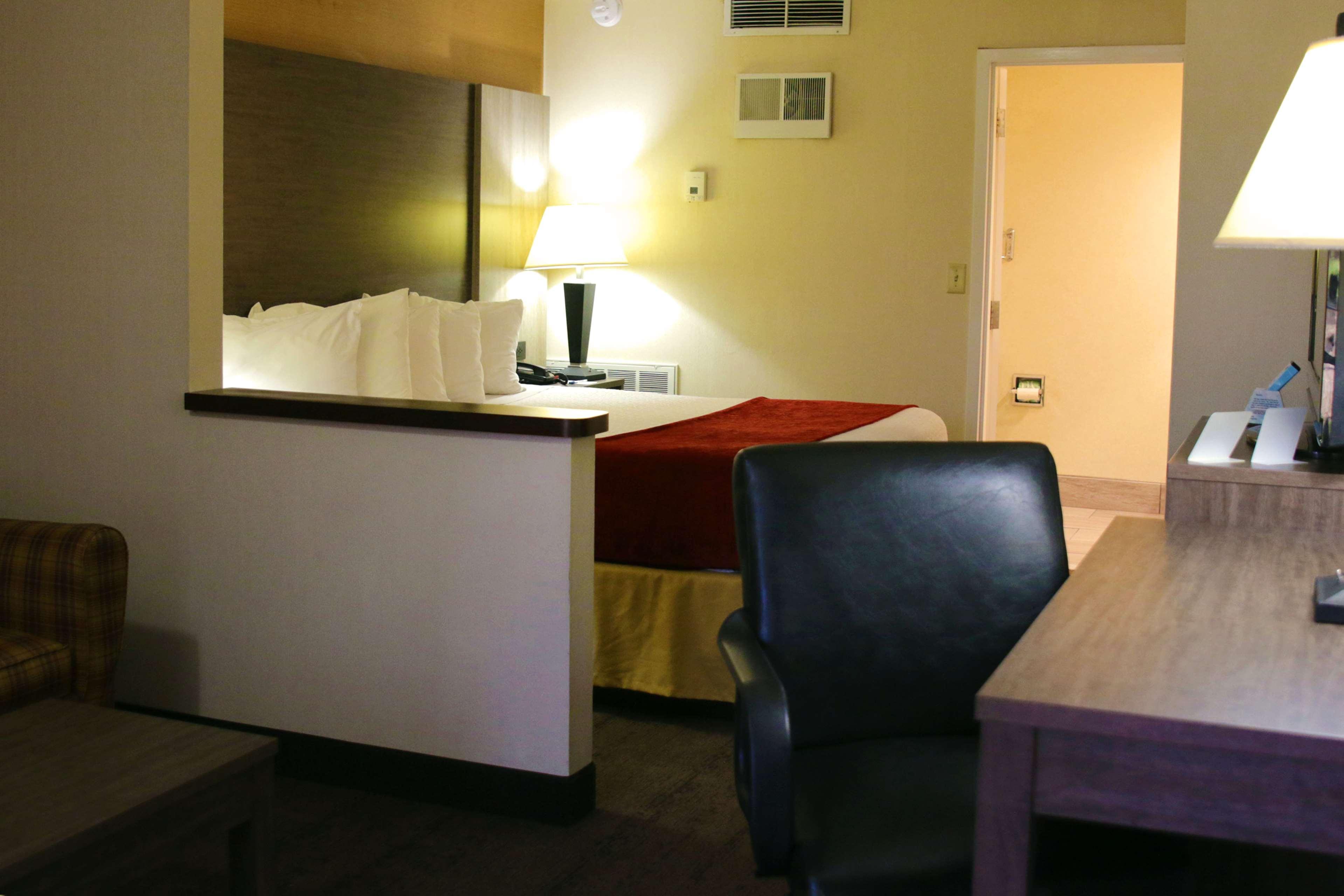 צ'יקטווואגה Best Western Galleria Inn & Suites מראה חיצוני תמונה